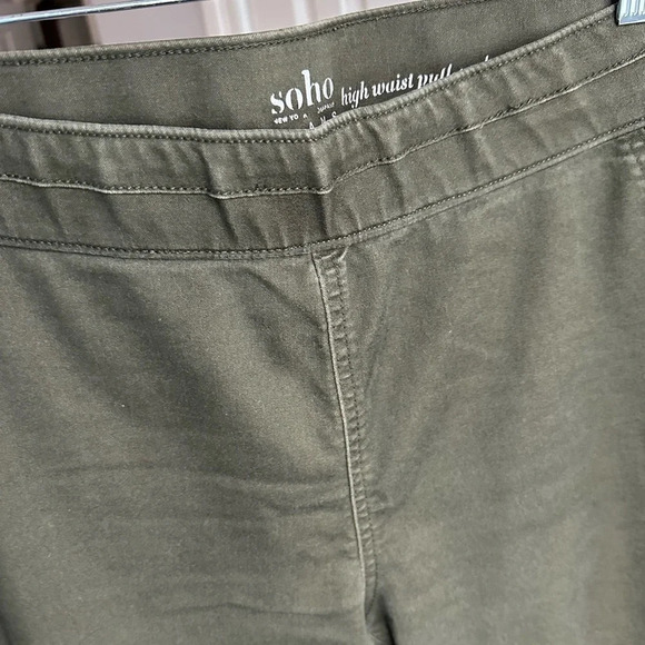 Soho brand women’s army green pull on pants Sz L - Picture 3 of 5